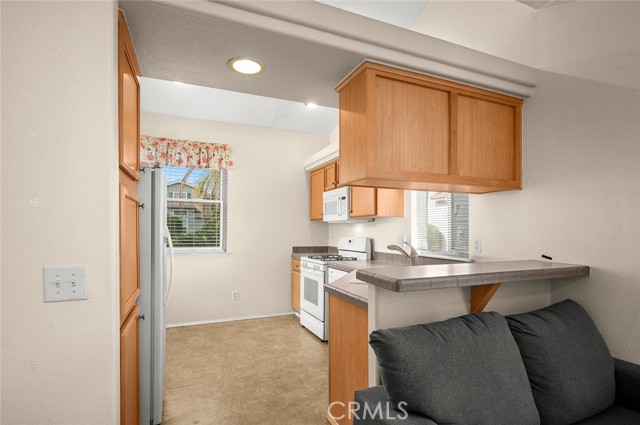 Detail Gallery Image 7 of 40 For 9921 Flora Vista #5,  Bellflower,  CA 90706 - 4 Beds | 2 Baths