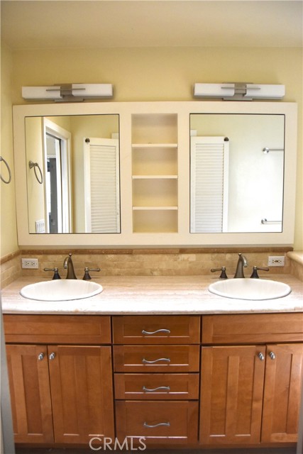 Detail Gallery Image 20 of 52 For 337 10th, Manhattan Beach,  CA 90266 - 5 Beds | 3/1 Baths