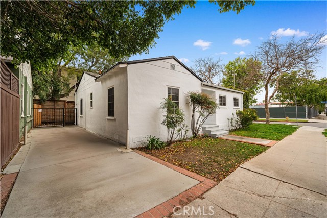 7116 Waring Avenue, Los Angeles CA: https://media.crmls.org/medias/09eb8fd0-4c51-4cfe-804c-07d4e1aef77e.jpg