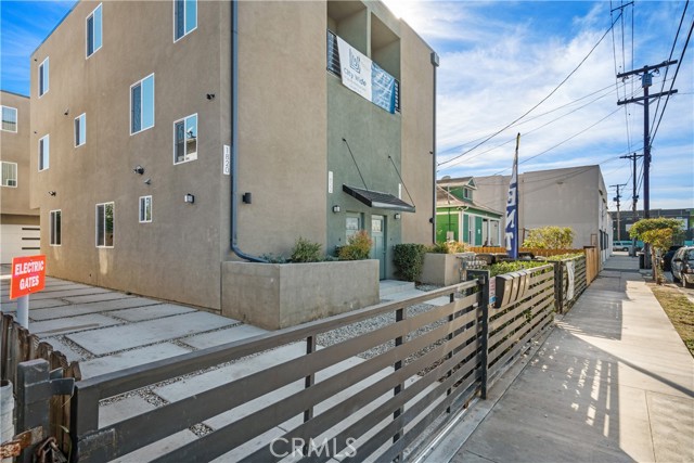 Detail Gallery Image 2 of 21 For 1820 S Orchard Ave #1/2,  Los Angeles,  CA 90006 - 4 Beds | 4 Baths