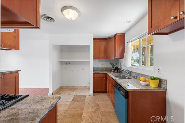 Detail Gallery Image 13 of 33 For 412 N Cerritos Ave, Azusa,  CA 91702 - 3 Beds | 2/1 Baths