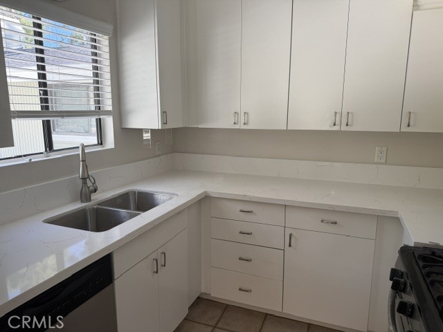22135 Burbank photo 10