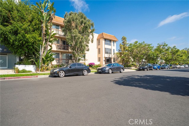 104 S Hayworth Avenue, Los Angeles CA: https://media.crmls.org/medias/09fea245-3328-4baa-88a9-2d932ede0369.jpg