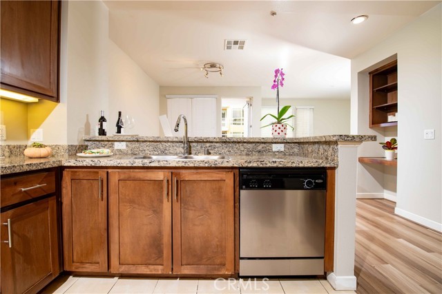 Detail Gallery Image 11 of 64 For 21301 Erwin St #237,  Woodland Hills,  CA 91367 - 2 Beds | 2 Baths
