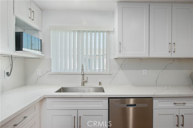 6335 Whitsett Avenue, Valley Glen CA: https://media.crmls.org/medias/0a02136d-d021-4170-8a95-625a7969b385.jpg