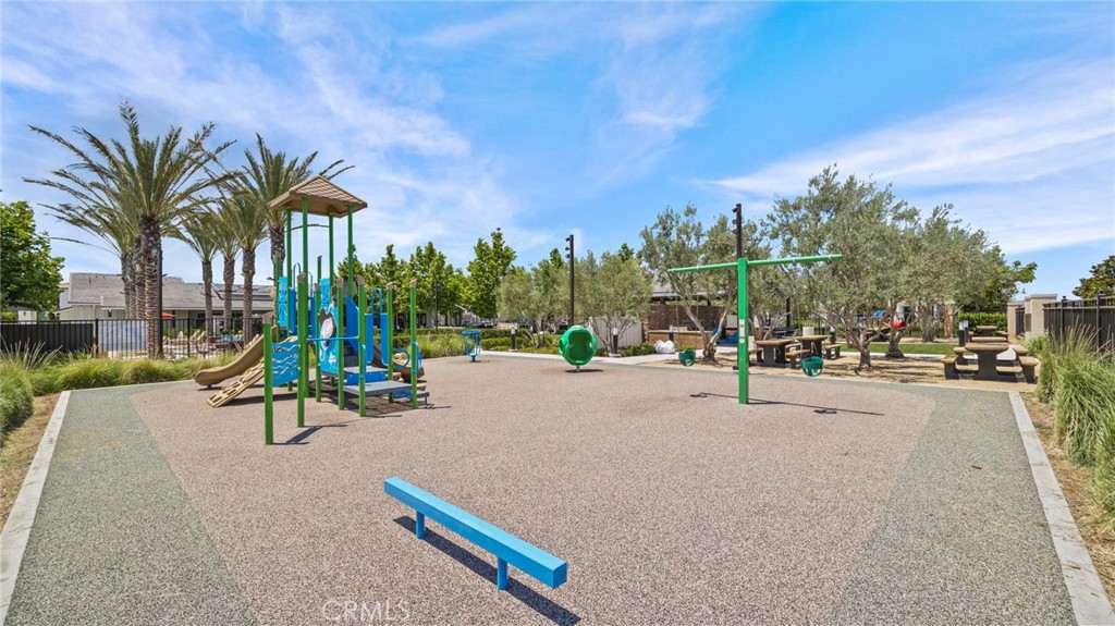 https://media.crmls.org/medias/0a023daa-4e86-4b03-ba47-371ed3969977.jpg?preset=X-Large