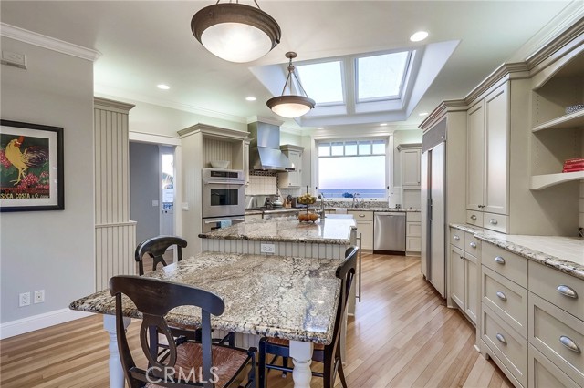 407 Mendoza Terrace, Corona del Mar CA: https://media.crmls.org/medias/0a026e50-9c99-422e-9a3e-7c21bf2d2cd5.jpg