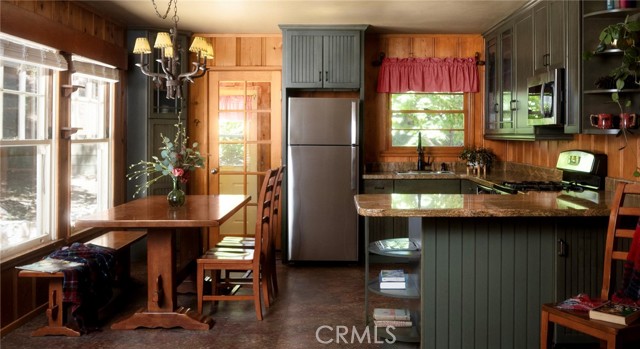 Detail Gallery Image 3 of 13 For 407 Dolly Varden Dr, Lake Arrowhead,  CA 92352 - 3 Beds | 2 Baths