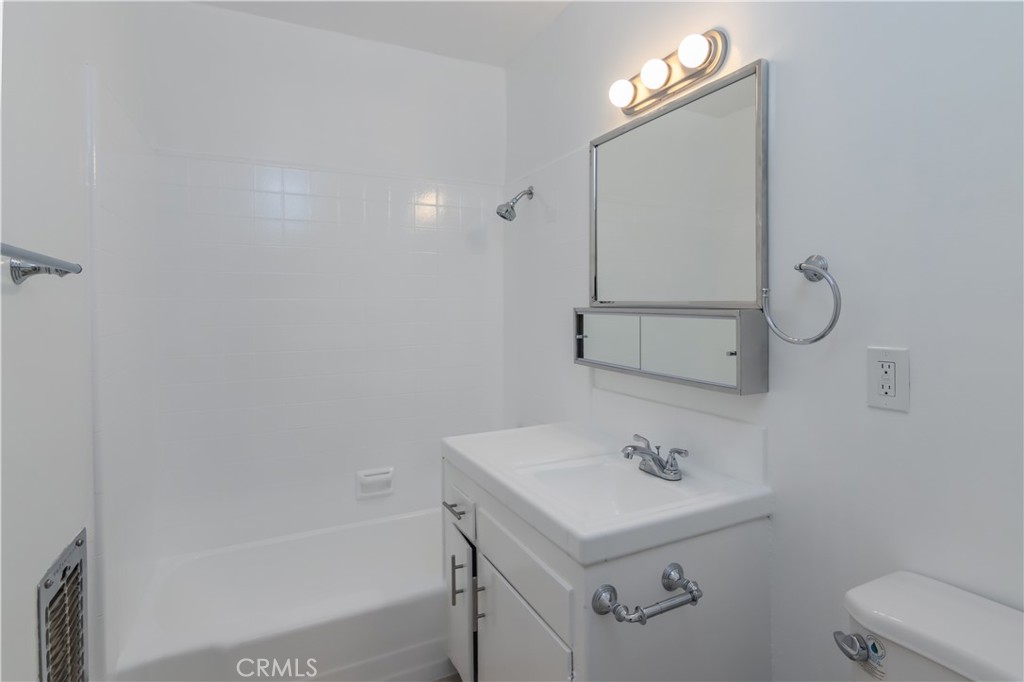 https://media.crmls.org/medias/0a05a034-0ed2-437c-8288-7b2ae19f9893.jpg?preset=X-Large
