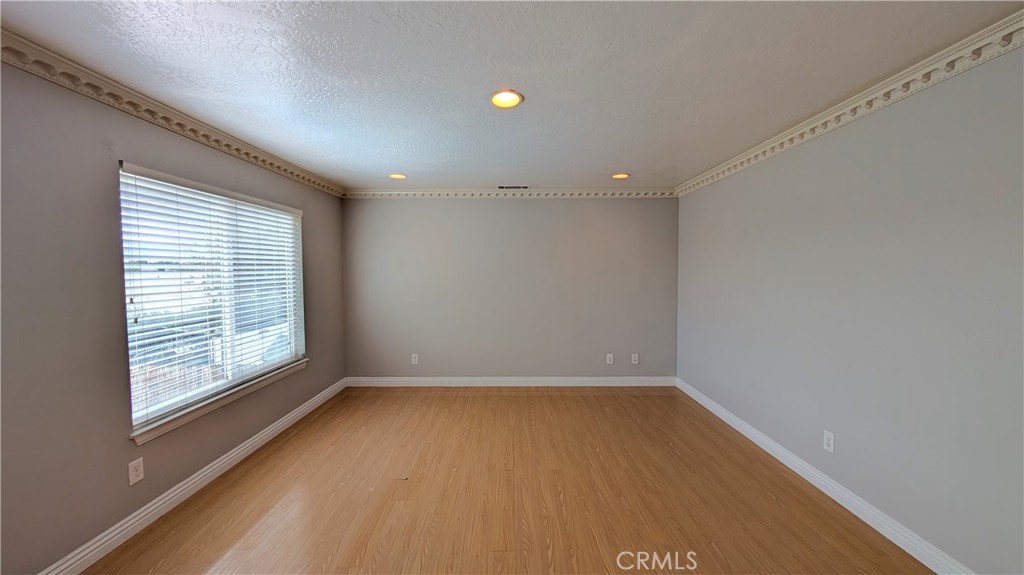 https://media.crmls.org/medias/0a067d09-0910-453b-934d-c627c21ab3c7.jpg?preset=X-Large