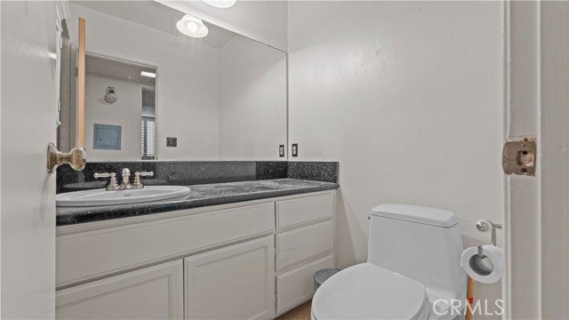Detail Gallery Image 12 of 18 For 14521 Benefit St #102,  Sherman Oaks,  CA 91403 - 2 Beds | 2 Baths