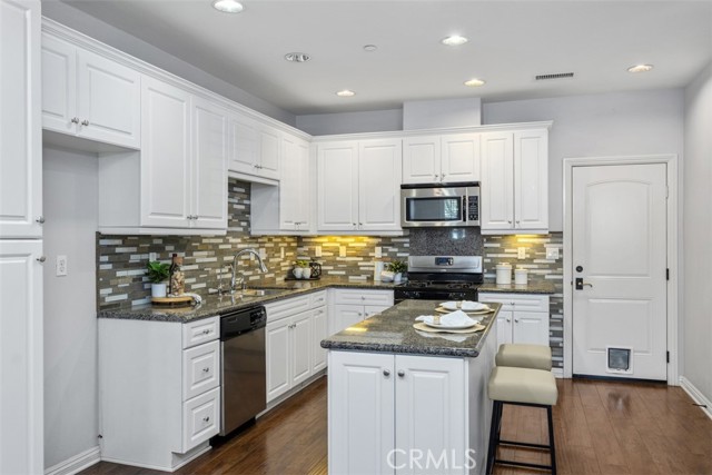 Detail Gallery Image 3 of 23 For 760 S Olive, Anaheim,  CA 92805 - 3 Beds | 2/1 Baths