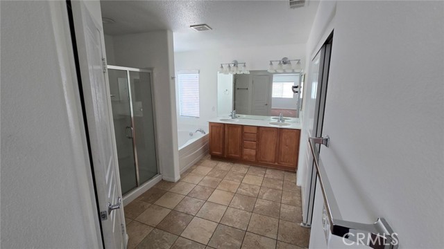 Detail Gallery Image 5 of 11 For 15792 Barrel Cactus Ln, Victorville,  CA 92394 - 3 Beds | 2/1 Baths