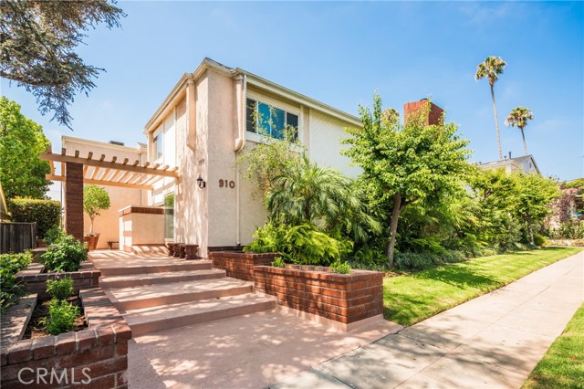 910 19th Street 3 Santa Monica, California This tastefully renovated townhome is located on one of the most sought-after, tree-lined streets North of Wilshire and one block from the shops and restaurants of Montana Ave. Flooded with natural light and featuring a flowing plan of graciously scaled rooms and complementary outdoor space, this 2 bedroom plus bonus room, 2.5 bath corner unit is ideally suited for modern life in Santa Monica. The inviting interiors are replete with exceptional materials, custom details and quality craftsmanship. A private, enclosed patio, gated subterranean parking with direct access to the home, bamboo floors, high ceilings, fireplace in the living, indoor laundry and stainless steel appliances complete the offering. This home is in a well maintained 12 unit gated complex and situated within the Santa Monica School District.