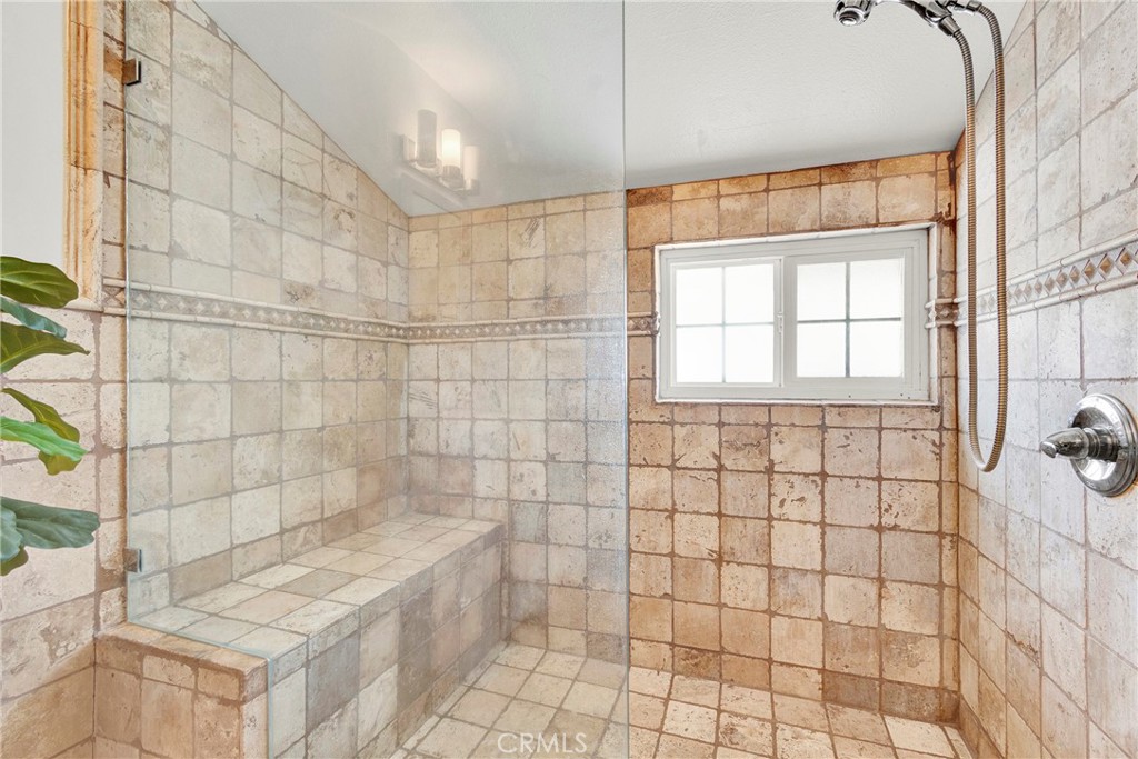 https://media.crmls.org/medias/0a108fd3-2075-4748-8db4-32bf6b435026.jpg?preset=X-Large