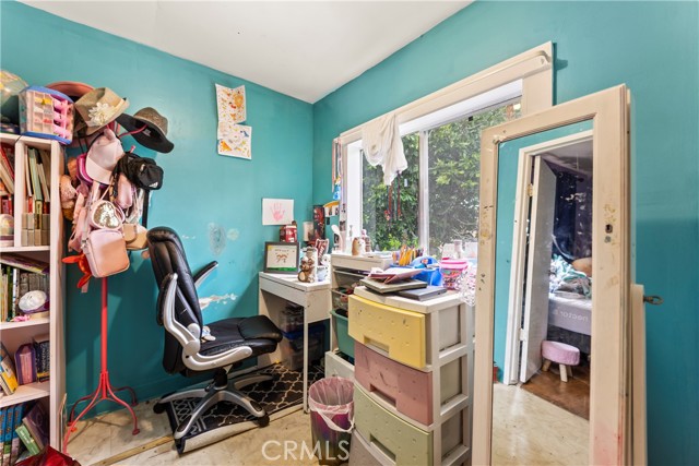 2424 West Boulevard, Los Angeles CA: https://media.crmls.org/medias/0a10b1ee-0e2b-48e6-88d8-da16918495e1.jpg