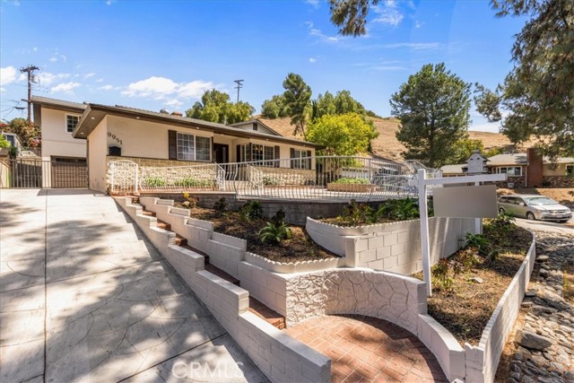 Detail Gallery Image 1 of 21 For 9951 Glencrest Cir, Sun Valley,  CA 91504 - 4 Beds | 3 Baths