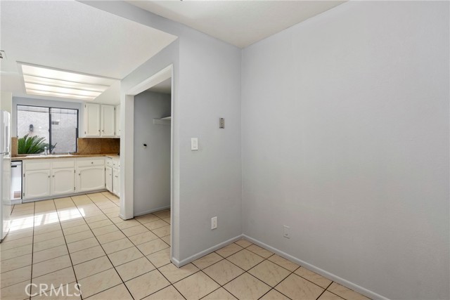 Detail Gallery Image 7 of 27 For 7625 Reseda Bld #104,  Reseda,  CA 91335 - 3 Beds | 2 Baths