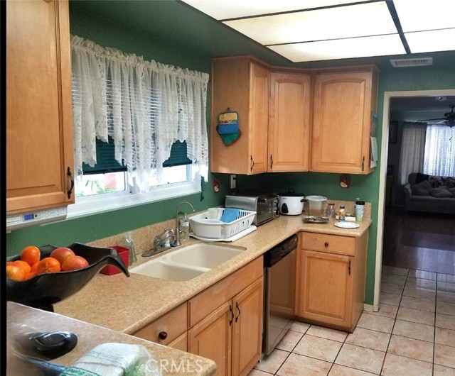 Detail Gallery Image 4 of 20 For 12446 Herrick, Sylmar,  CA 91342 - 6 Beds | 3 Baths