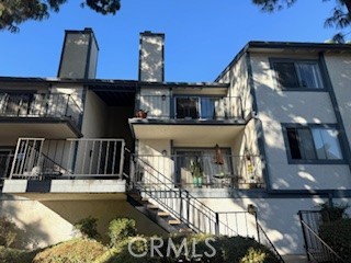 Top floor unit with high ceiling