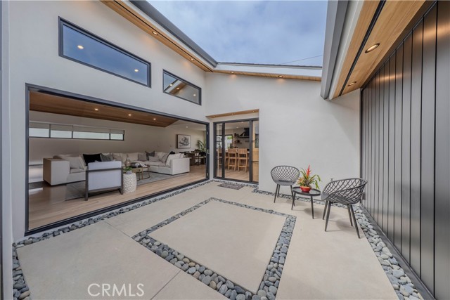9141 Aloha Drive, Huntington Beach CA: https://media.crmls.org/medias/0a1c87cc-536a-4ecf-8bd2-030e11847d7b.jpg