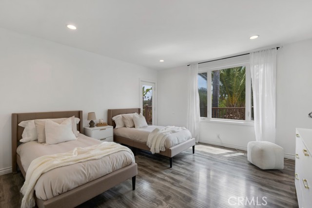 Detail Gallery Image 9 of 29 For 19419 Oxnard St, Tarzana,  CA 91356 - 4 Beds | 4 Baths