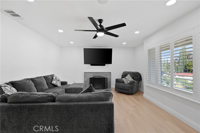 Detail Gallery Image 5 of 14 For 24811 Sundial Way, Moreno Valley,  CA 92557 - 4 Beds | 2 Baths