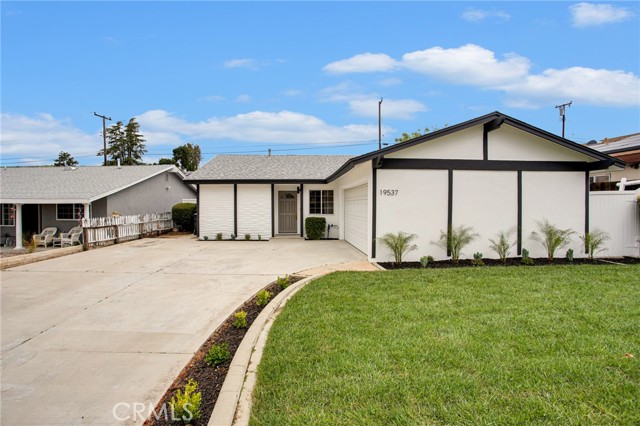 Detail Gallery Image 2 of 24 For 19537 Ermine St, Canyon Country,  CA 91351 - 4 Beds | 2 Baths