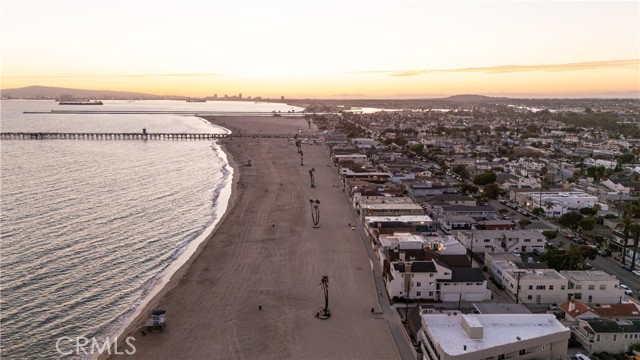 1315 Ocean Avenue, Seal Beach CA: https://media.crmls.org/medias/0a2a5f1a-957d-476f-9a67-3466c97a2fa9.jpg