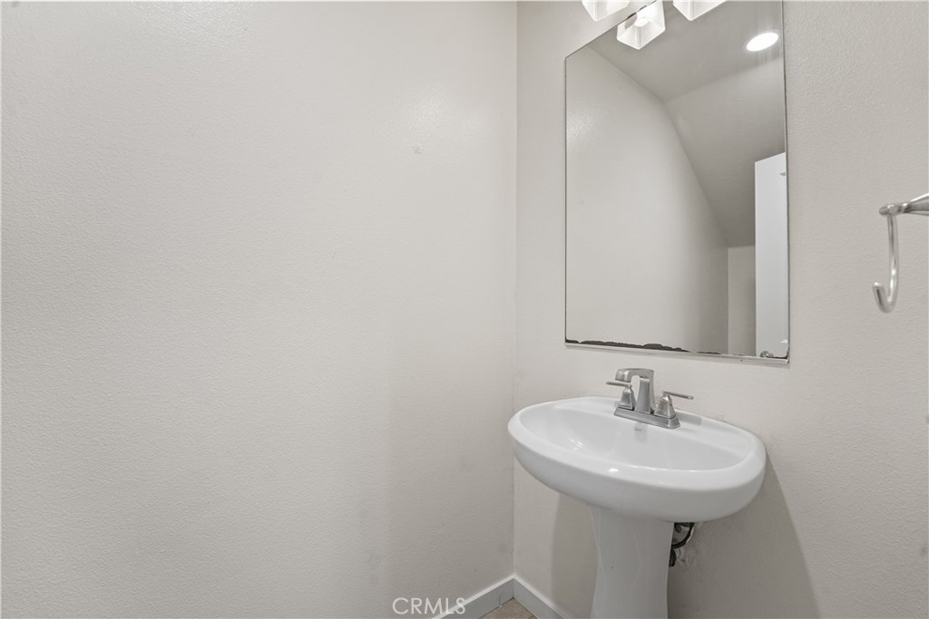 https://media.crmls.org/medias/0a2af43a-82b6-4ce6-978b-7624c9bda285.jpg?preset=X-Large