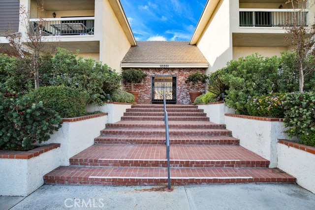 10201 Mason Avenue, Chatsworth CA: https://media.crmls.org/medias/0a2c06cc-87f1-4df5-b23b-6eb707f79672.jpg