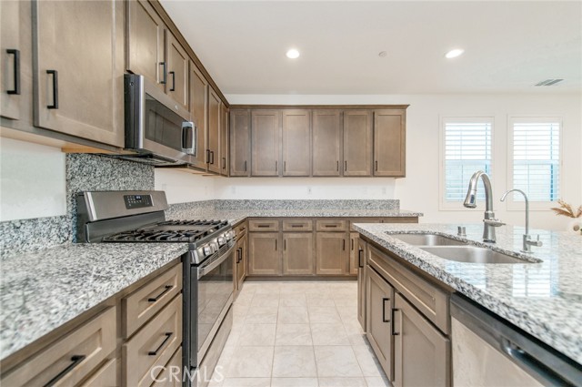 Detail Gallery Image 8 of 29 For 3873 Cranbrook Paseo, Ontario,  CA 91761 - 4 Beds | 3 Baths