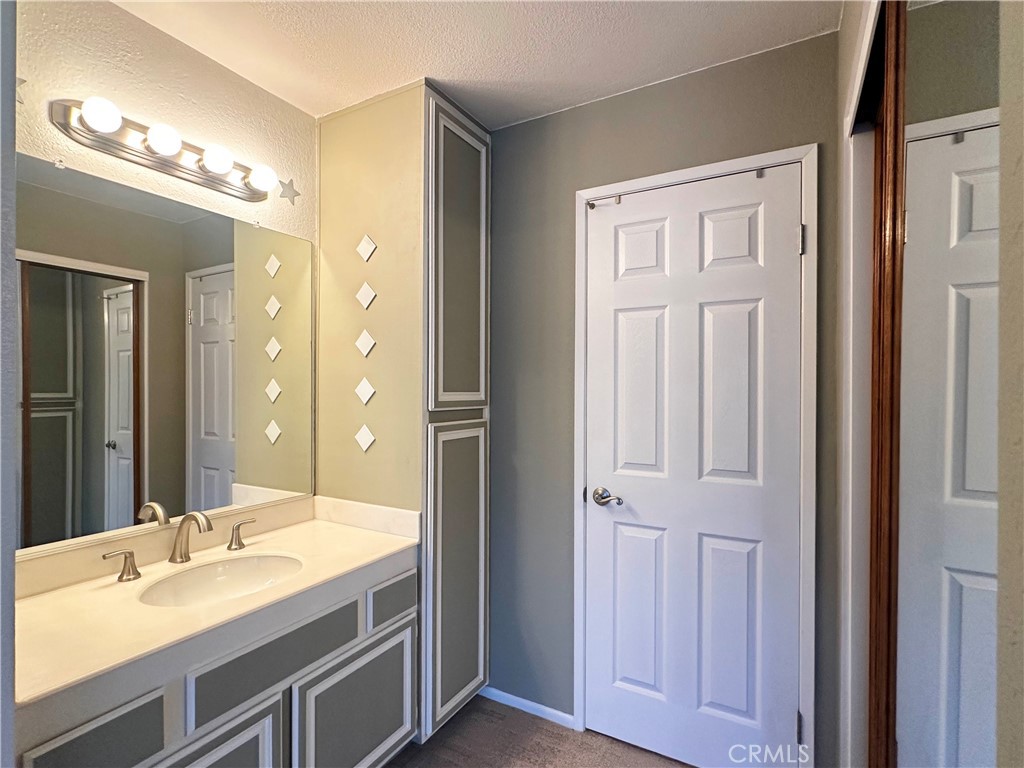 https://media.crmls.org/medias/0a2f1875-e0a9-4ecb-8c14-77dad9c8bd79.jpg?preset=X-Large