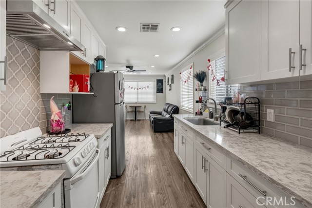 289 E Heath, Long Beach CA: https://media.crmls.org/medias/0a31817c-7104-44d5-9764-d3dcf131b2ad.jpg