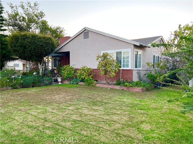 Amazing home in Cul De Sac (dead-end-street) 3 bed/2 bath near all FWY and shopping centers.Let's get you in a new home. Wood floors, open layout and tons of space in the backyard for family functions.