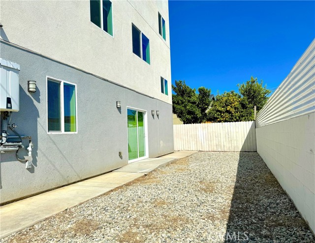 Detail Gallery Image 1 of 23 For 1002 E 33rd St #3,  Los Angeles,  CA 90011 - 2 Beds | 2 Baths