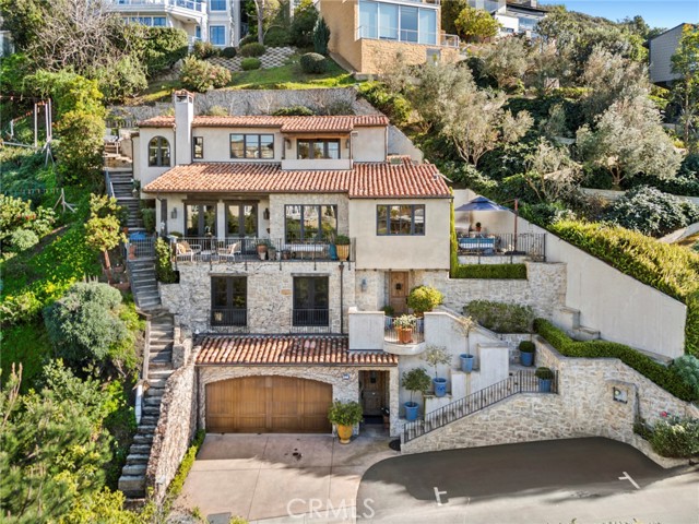 Detail Gallery Image 2 of 31 For 2100 Crestview Dr, Laguna Beach,  CA 92651 - 3 Beds | 2/1 Baths