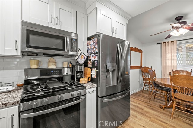 Detail Gallery Image 8 of 41 For 19160 Avenue of the Oaks #B,  Newhall,  CA 91321 - 2 Beds | 1 Baths