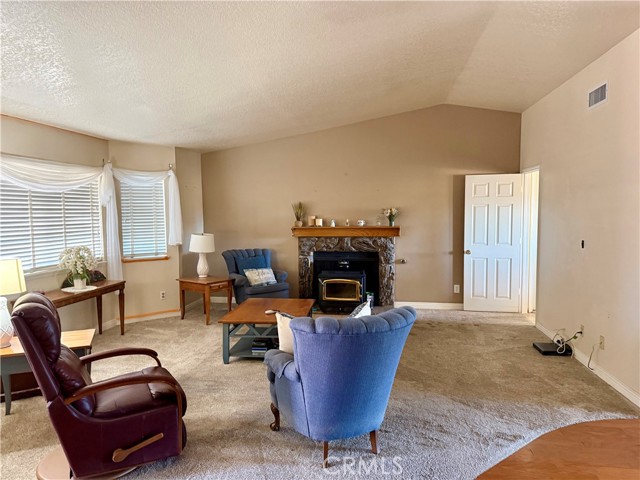 Detail Gallery Image 6 of 25 For 14372 Woodland Dr, Victorville,  CA 92395 - 3 Beds | 2 Baths