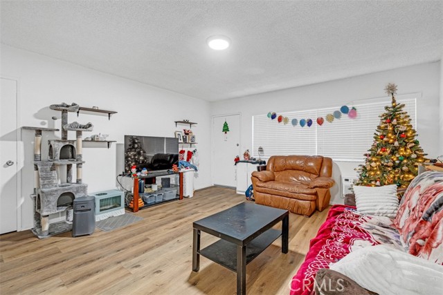 6640 Darby Avenue, Reseda CA: https://media.crmls.org/medias/0a3a1fb1-28aa-4ee0-a8b0-e71fc03ddfef.jpg