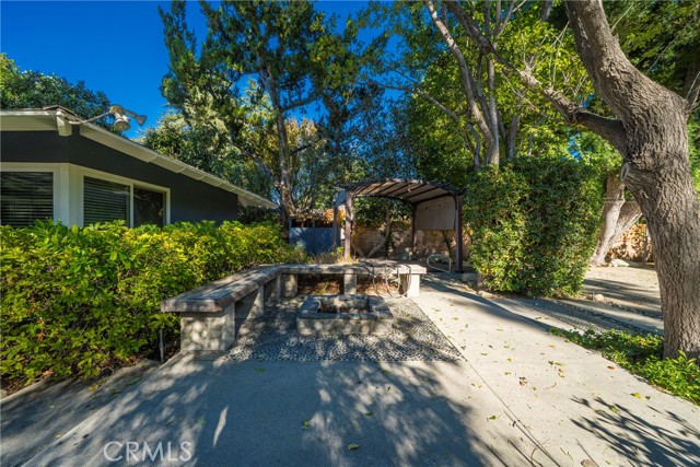 Detail Gallery Image 6 of 10 For 9356 Beckford, Northridge,  CA 91324 - 4 Beds | 3 Baths