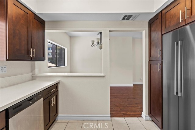 Detail Gallery Image 7 of 19 For 14247 Riverside Dr #104,  Sherman Oaks,  CA 91423 - 2 Beds | 2 Baths