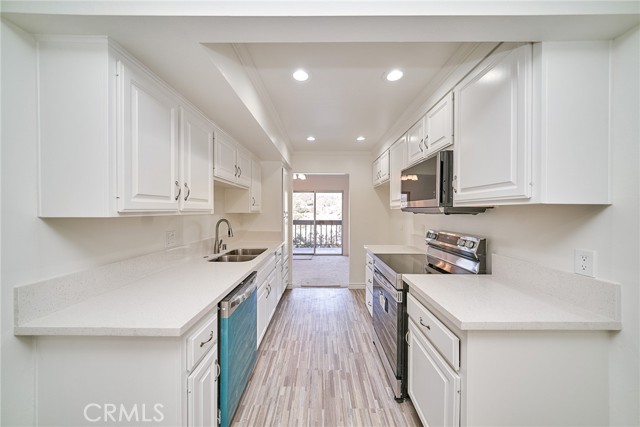 Detail Gallery Image 11 of 45 For 3481 Stancrest Dr #302,  Glendale,  CA 91208 - 3 Beds | 2 Baths