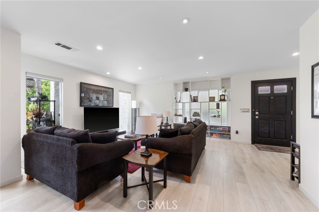 Detail Gallery Image 2 of 23 For 11744 Moorpark, Studio City,  CA 91604 - 2 Beds | 2/1 Baths