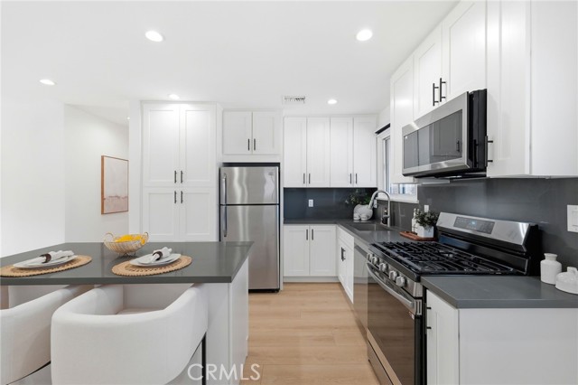 Detail Gallery Image 20 of 74 For 2140 N Rose St, Burbank,  CA 91505 - 5 Beds | 3/1 Baths