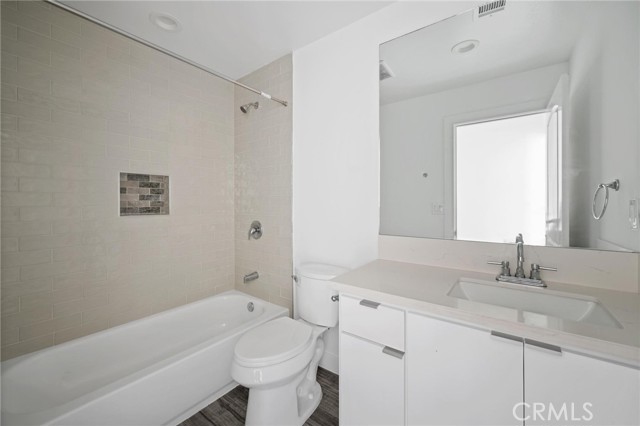532 W Vernon Avenue, Los Angeles CA: https://media.crmls.org/medias/0a41b5ce-2a7f-46a6-baef-c1738a7f4de4.jpg