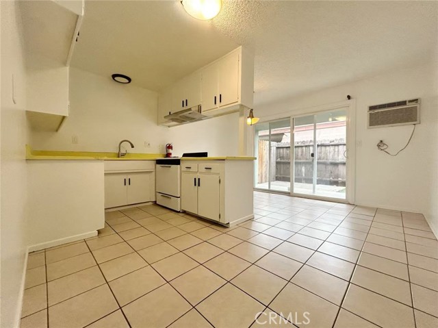 1016 W El Morado Court, Ontario CA: https://media.crmls.org/medias/0a42c86e-42c6-4ac5-b9e1-c843e038542d.jpg