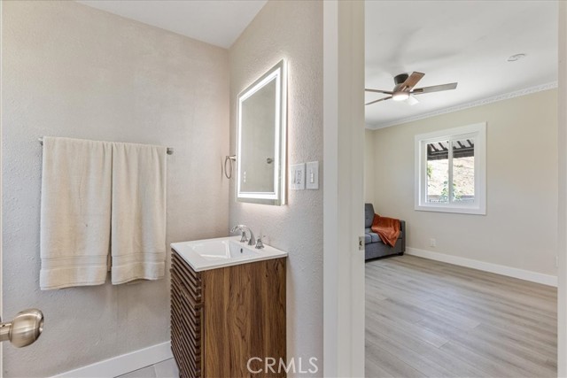 Detail Gallery Image 16 of 21 For 9951 Glencrest Cir, Sun Valley,  CA 91504 - 4 Beds | 3 Baths