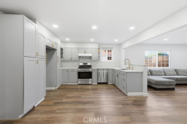 Detail Gallery Image 6 of 38 For 24305 Wabuska, Newhall,  CA 91321 - 6 Beds | 3 Baths