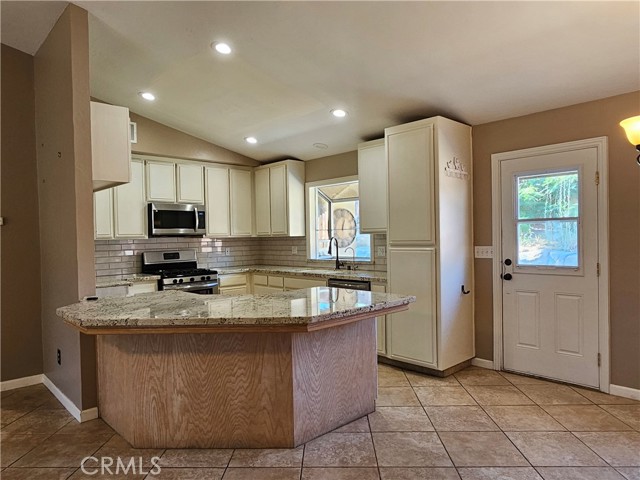 Detail Gallery Image 13 of 34 For 516 Sun Rose Ave, Bakersfield,  CA 93308 - 3 Beds | 2 Baths